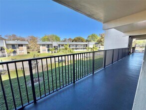 8000 Fairview Dr in Tamarac, FL - Building Photo - Building Photo