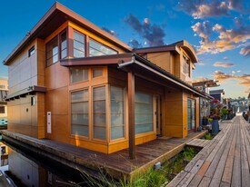 2339 Fairview Ave E in Seattle, WA - Building Photo