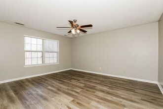 8342 Country Charm Dr in Indianapolis, IN - Foto de edificio - Building Photo