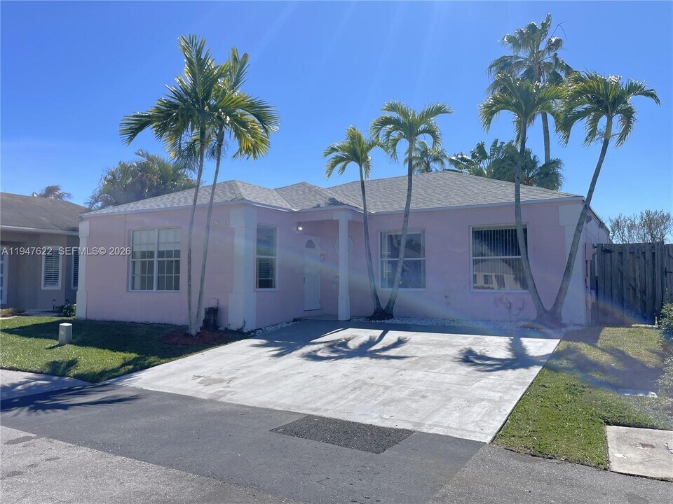 9810 SW 222nd Terrace in Cutler Bay, FL - Building Photo