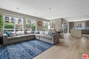 12534 W Fielding Circle in Los Angeles, CA - Building Photo