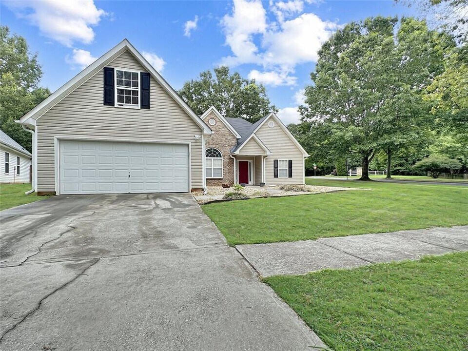 1274 Stephens Pond View in Loganville, GA - Building Photo