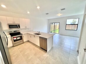 23458 SW 127th Pl in Princeton, FL - Foto de edificio - Building Photo