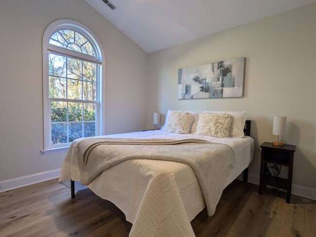 property at 1717 W Lakewood Ave