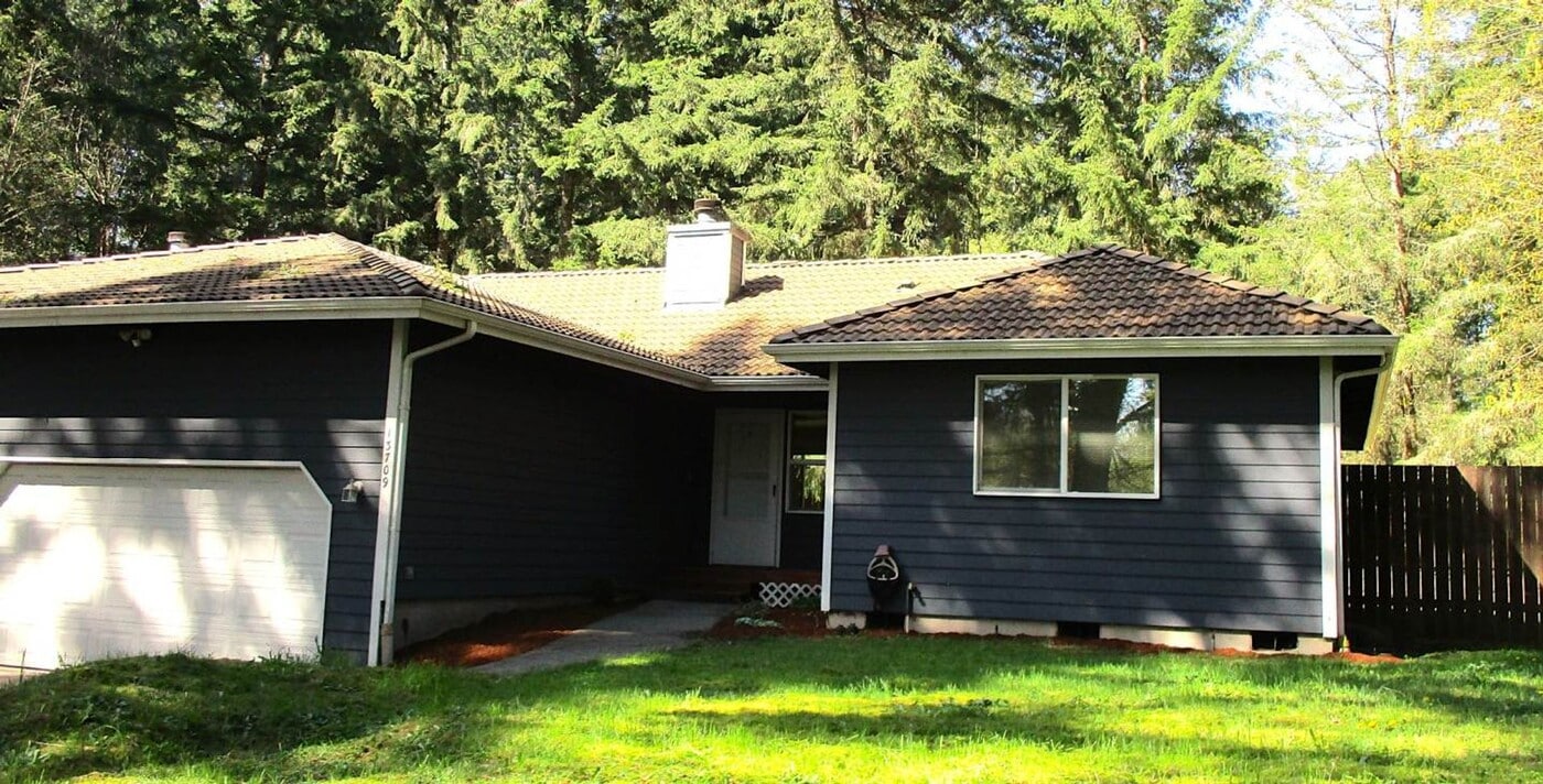 13707 86th Ave NW in Gig Harbor, WA - Building Photo