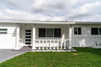 1331 NE 160th St in North Miami Beach, FL - Building Photo - Building Photo