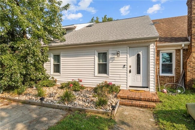 property at 1544 Crescent Pointe Ln