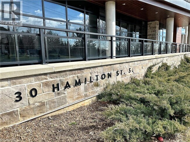 30 Hamilton St S in Waterdown, ON - Building Photo - Building Photo