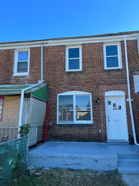 319 Pine St in Dundalk, MD - Building Photo