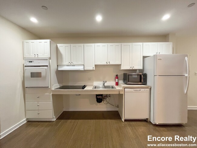 31 Essex St, Unit #404 in Boston, MA - Building Photo - Building Photo