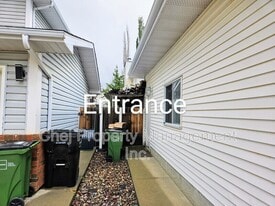 10816-1019A 19a Ave NW in Edmonton, AB - Building Photo