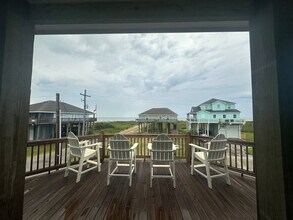 804 1/2 Johnson Crawford Cir in Port Bolivar, TX - Building Photo - Building Photo