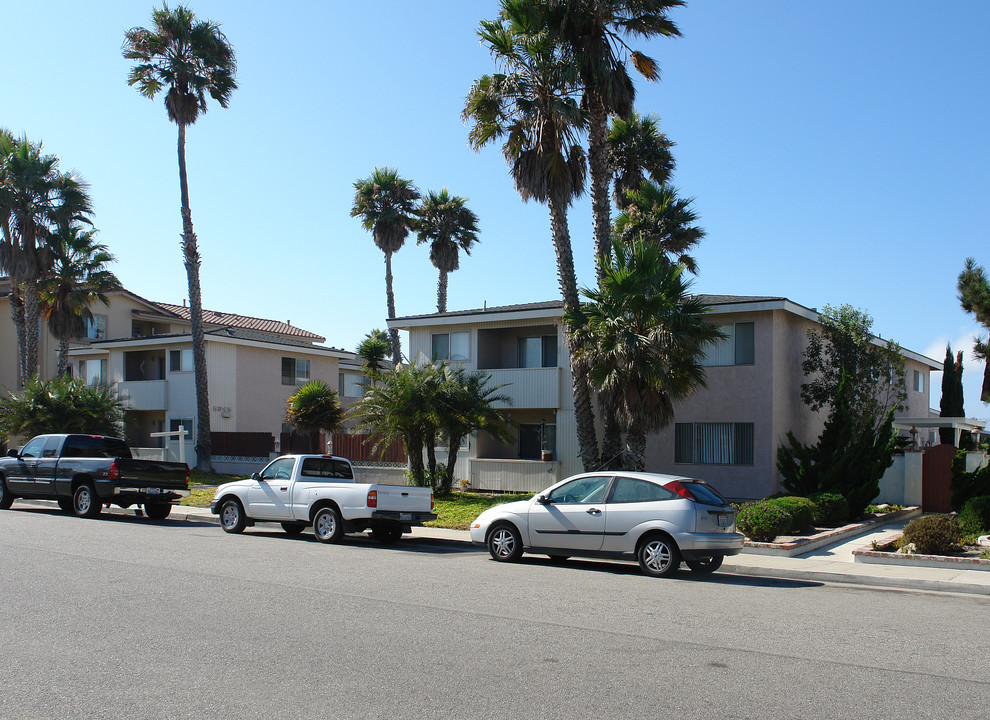 5335-5345 Driftwood St in Oxnard, CA - Building Photo