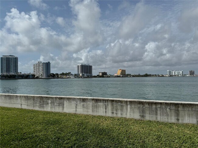 2250 Bay Dr in Miami Beach, FL - Building Photo - Building Photo