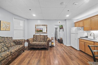 32 W Main St-Unit -4 in Bay Shore, NY - Building Photo - Building Photo