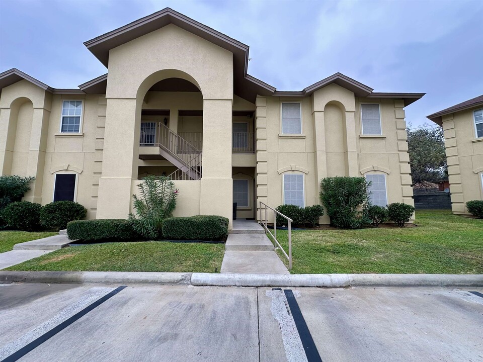 9804 Cantera Ct in Laredo, TX - Building Photo