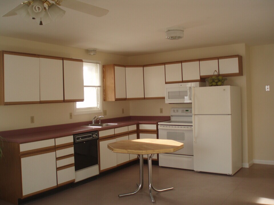 5 Norton Way, Unit Lakefront 1 Bdr. Apt. in Shrewsbury, MA - Building Photo