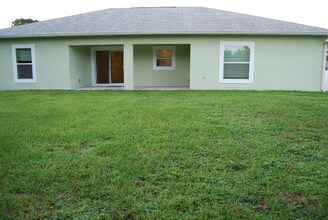 1048 Hunt St NW in Palm Bay, FL - Foto de edificio - Building Photo