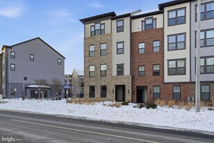 13252 Woodland Park Rd in Herndon, VA - Building Photo