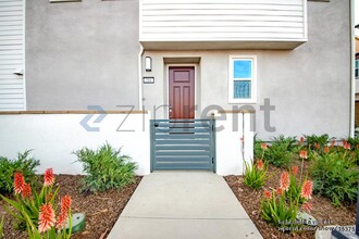 204 Yerba in Irvine, CA - Building Photo - Building Photo