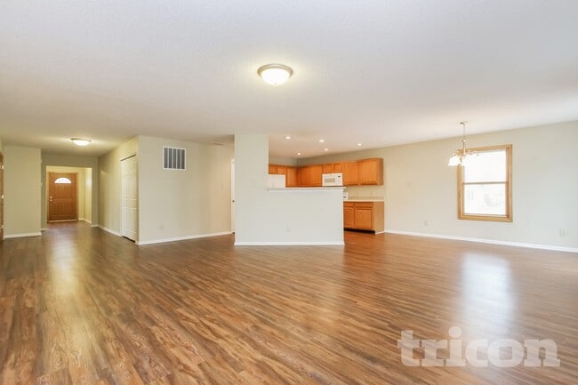 8243 Firefly Way in Indianapolis, IN - Foto de edificio - Building Photo