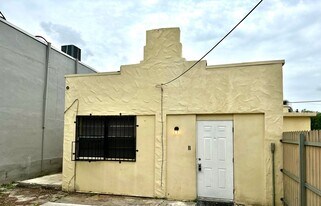 2661 NW 33rd St in Miami, FL - Building Photo