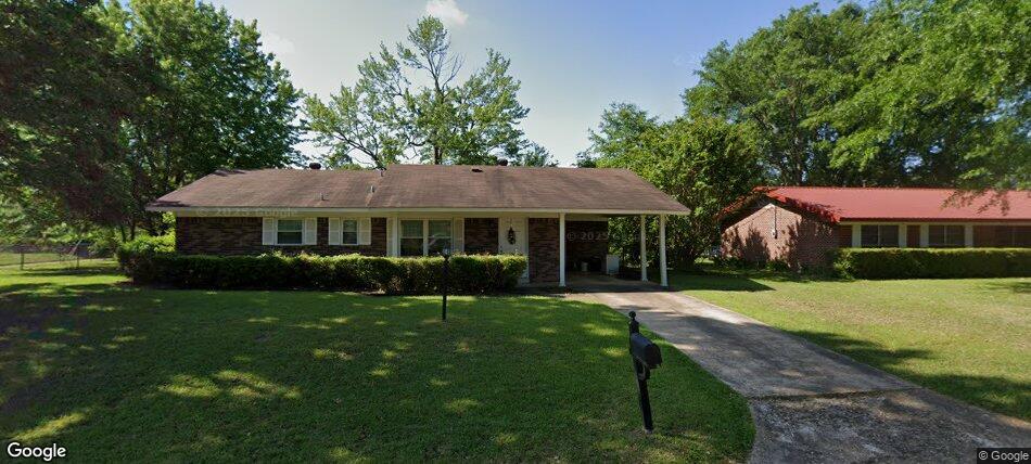 300 W Greenfield Dr in Wake Village, TX - Building Photo