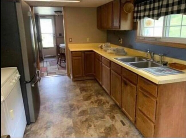 385 Locust St in New Martinsville, WV - Building Photo - Building Photo