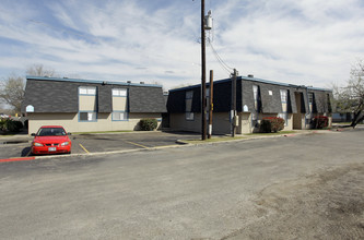 South Point Apartments in San Antonio, TX - Foto de edificio - Building Photo