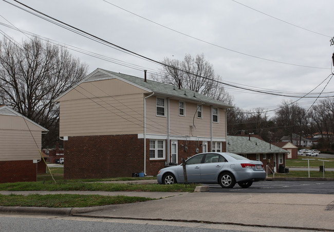 Cumberland Courts Apartments in Greensboro, NC - Building Photo - Building Photo