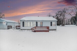 13185 E Old US Hwy 12 in Chelsea, MI - Building Photo