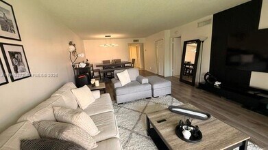 231 Lakeview Dr in Weston, FL - Building Photo - Building Photo