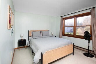 65 Whately Rd, Unit B in Deerfield, MA - Foto de edificio - Building Photo