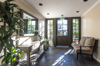 Castle Heights Apartments in Los Angeles, CA - Foto de edificio - Interior Photo