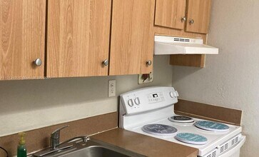 10900 SW 104th St in Miami, FL - Building Photo - Building Photo