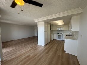 1110 W 10th St, Unit #305 in San Pedro, CA - Building Photo - Building Photo