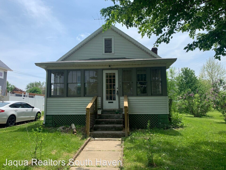 204 E Beech St Photo