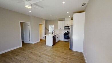 5610 Dorothy Way in San Diego, CA - Foto de edificio - Building Photo