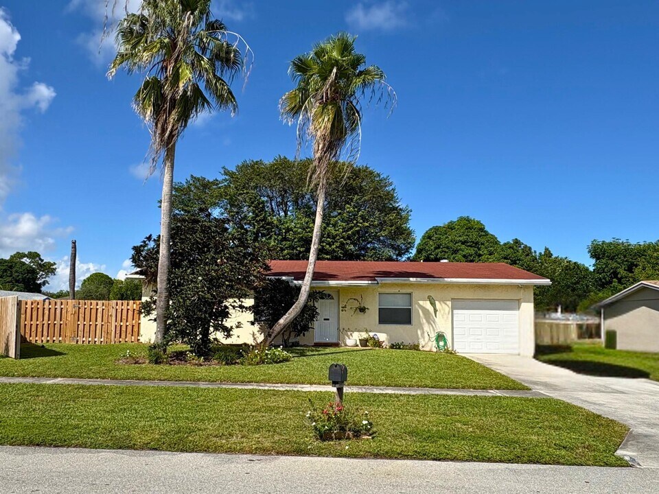 2589 Dolphin Dr in Delray Beach, FL - Building Photo