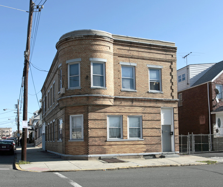 657 2nd Ave in Elizabeth, NJ - Building Photo