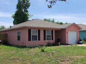 215 N McCampbell St in Aransas Pass, TX - Building Photo