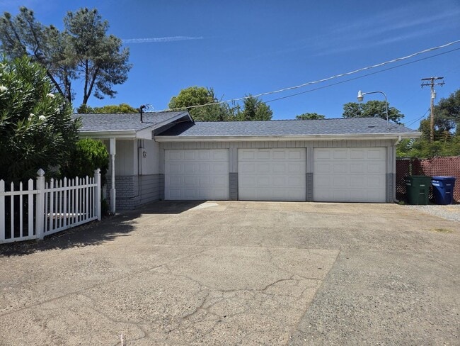 3910 Churn Crk Rd in Redding, CA - Building Photo - Building Photo