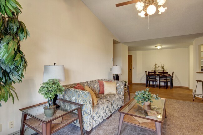 Town Centre in Eagan, MN - Foto de edificio - Building Photo