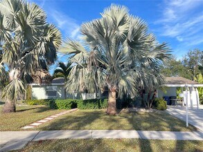 6405 White Sands Terrace in Sarasota, FL - Building Photo - Building Photo