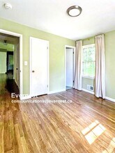 8954 Leeds Rd in Kansas City, MO - Building Photo - Building Photo
