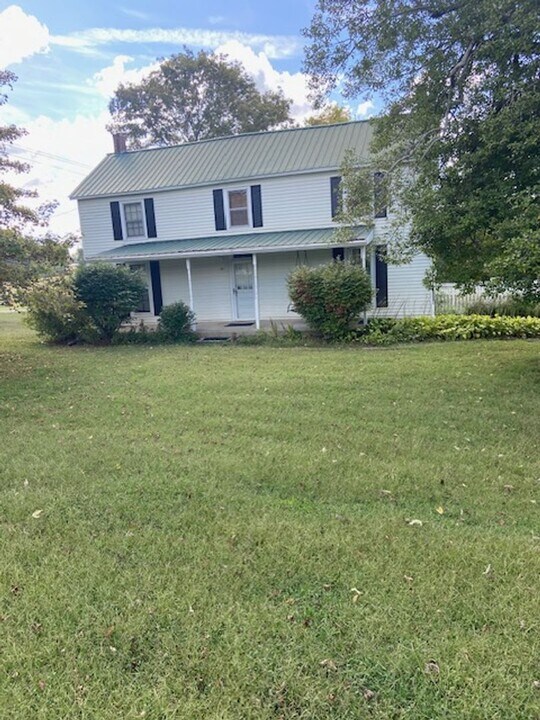 101 Meeks Ave in Burns, TN - Building Photo