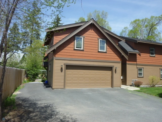 341 SE Silvis Ln