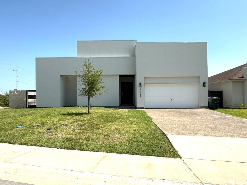 6001 Vero Dr in Laredo, TX - Building Photo