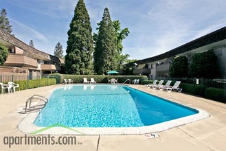 Hacienda Apartments in Sacramento, CA - Building Photo - Building Photo