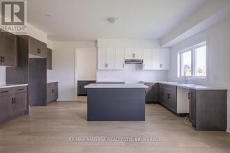 158 Hillcrest Rd in Port Colborne, ON - Building Photo - Building Photo